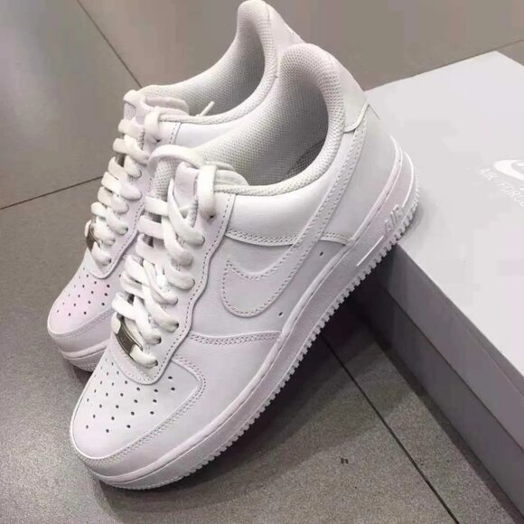 Men\'s White Nike Air Force 1 Sneakers